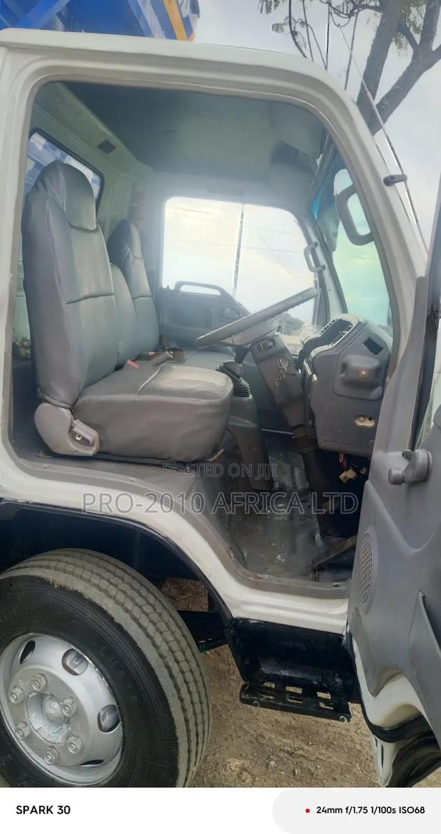 Isuzu NPR 2019 White - thumbnail 2
