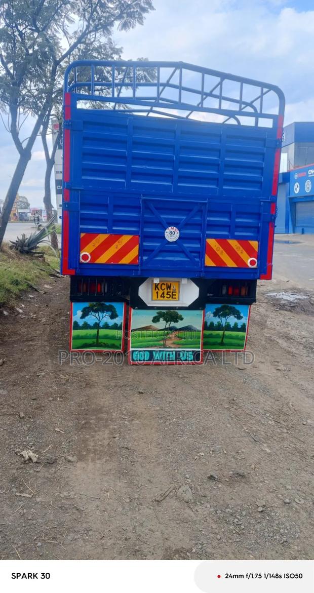 Isuzu NPR 2019 White - thumbnail 6