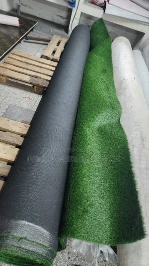 Artificial Green Grass Carpets for Restaurant Floors and Roof-Tops