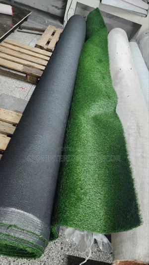 Artificial Green Grass Carpets for Restaurant Floors and Roof-Tops