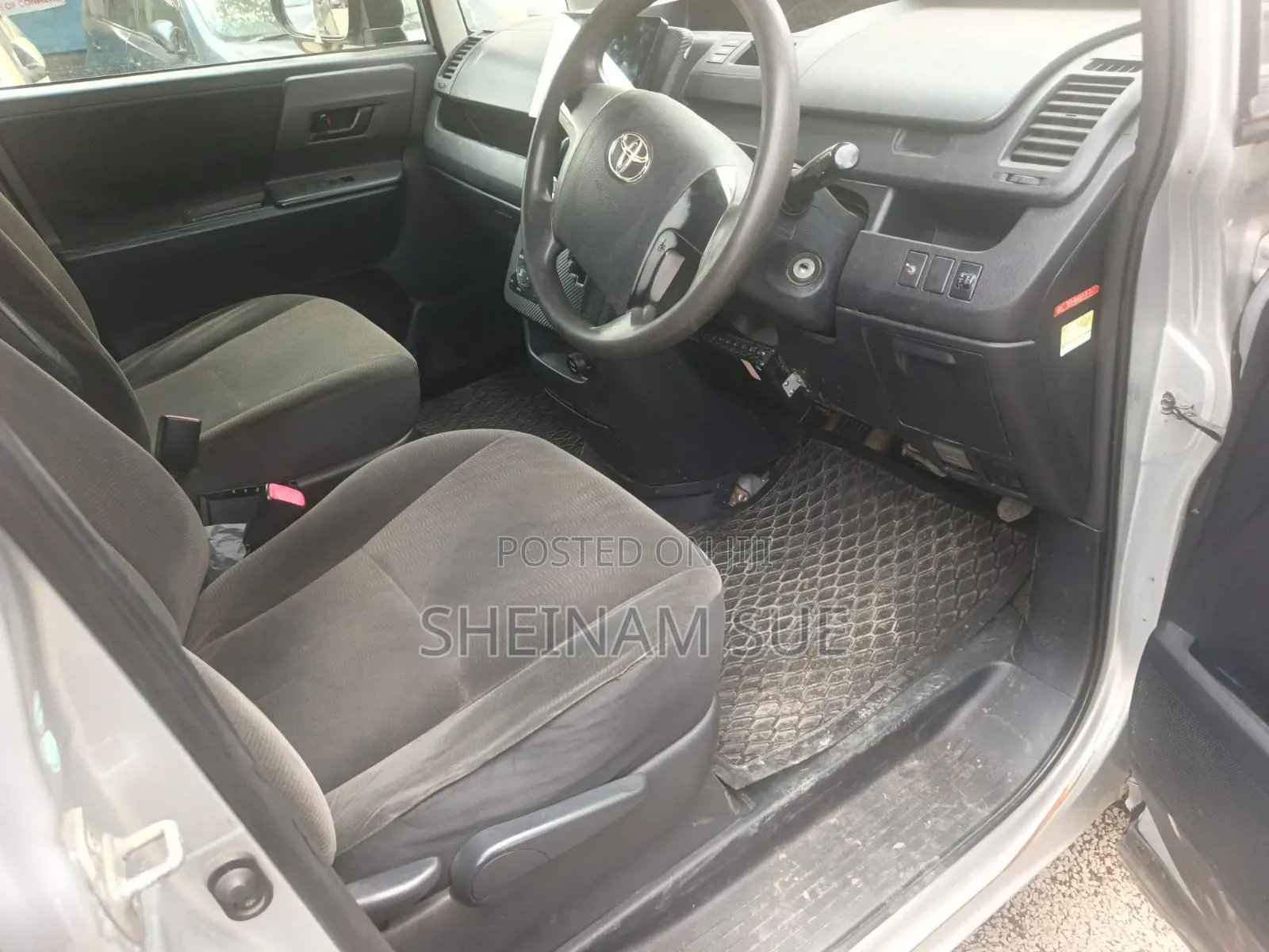 Toyota Voxy 2012 Silver