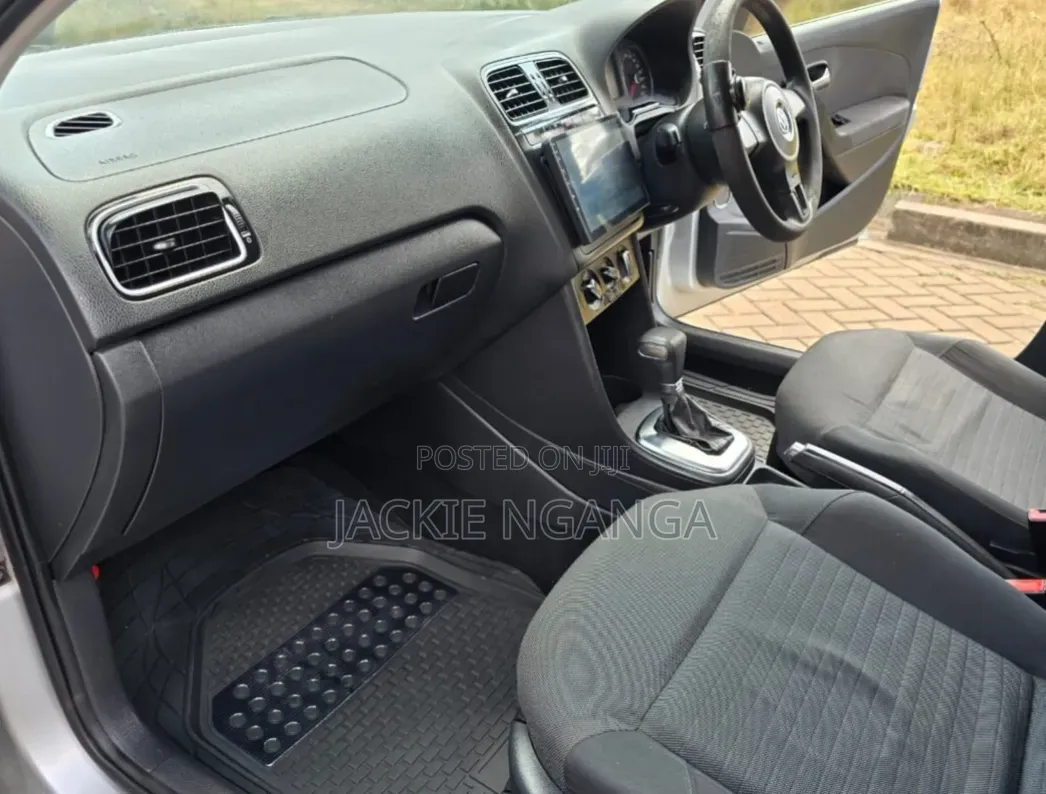 Volkswagen Polo 2011 Silver