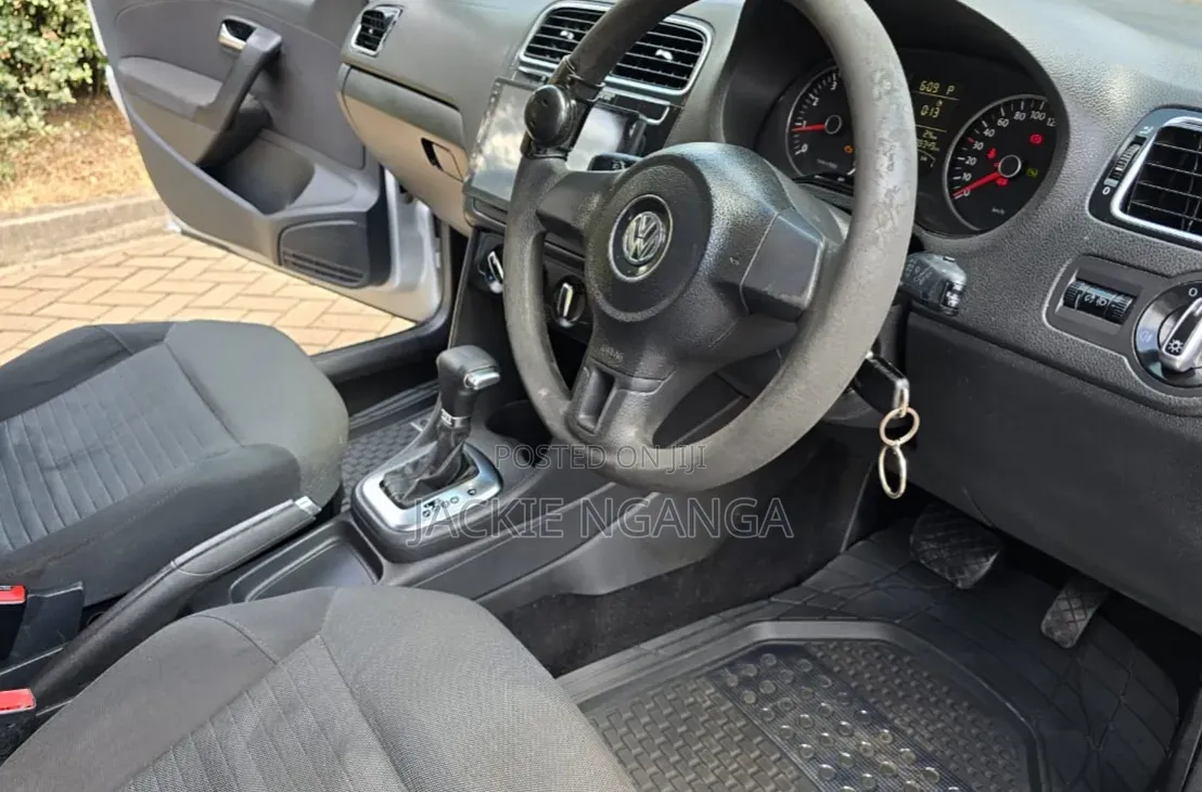 Volkswagen Polo 2011 Silver