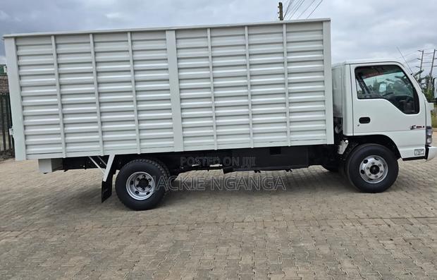 Isuzu NPR Local 2018 White - thumbnail 2