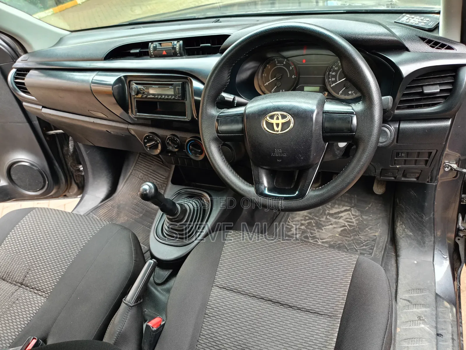 Toyota Hilux 2016 Gray