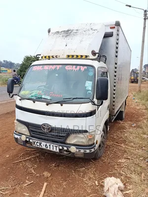 Toyota Dyna 2014 White Long Chase