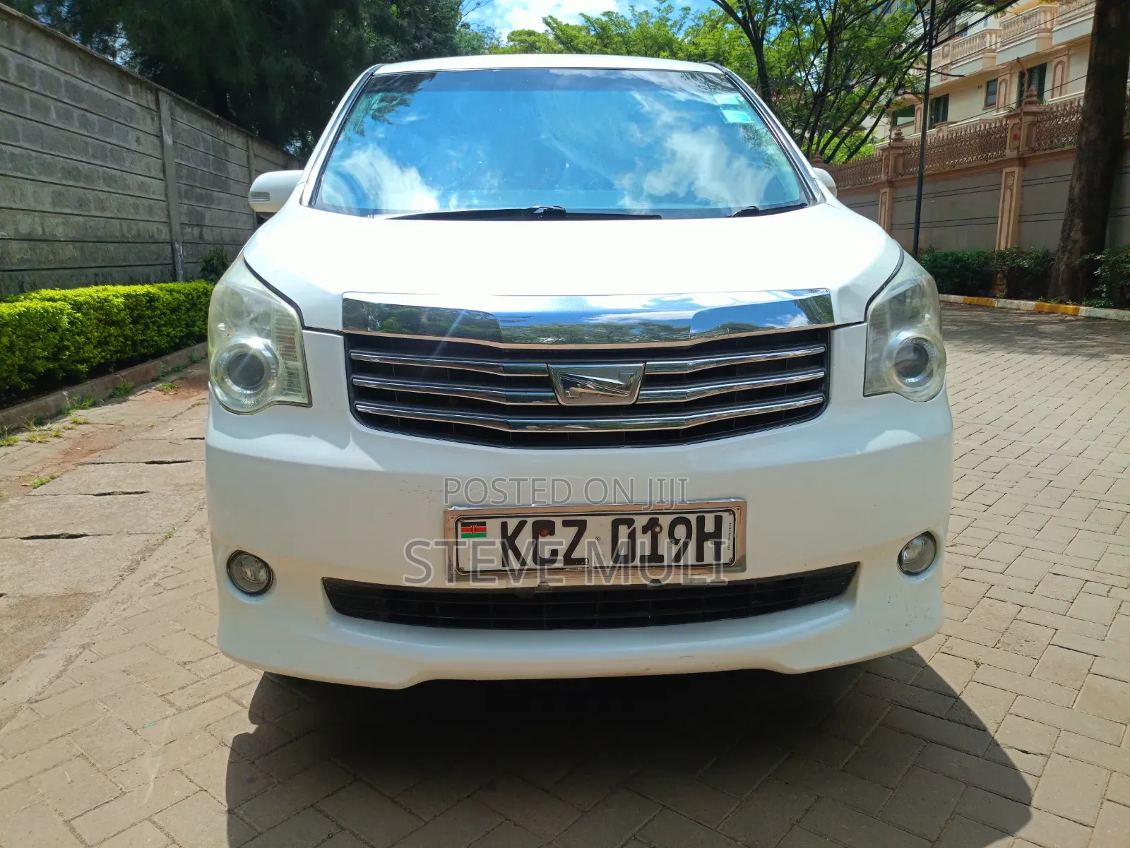 Toyota Noah 2012 White