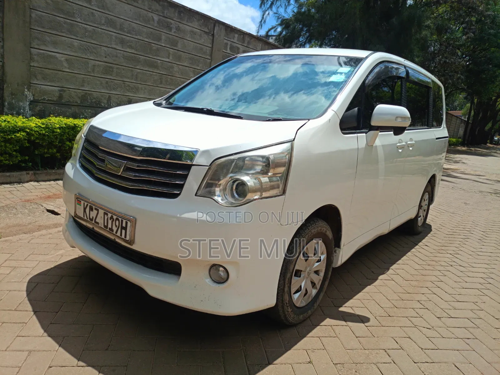 Toyota Noah 2012 White