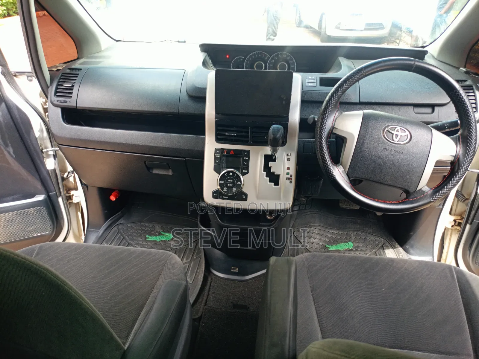 Toyota Noah 2012 White