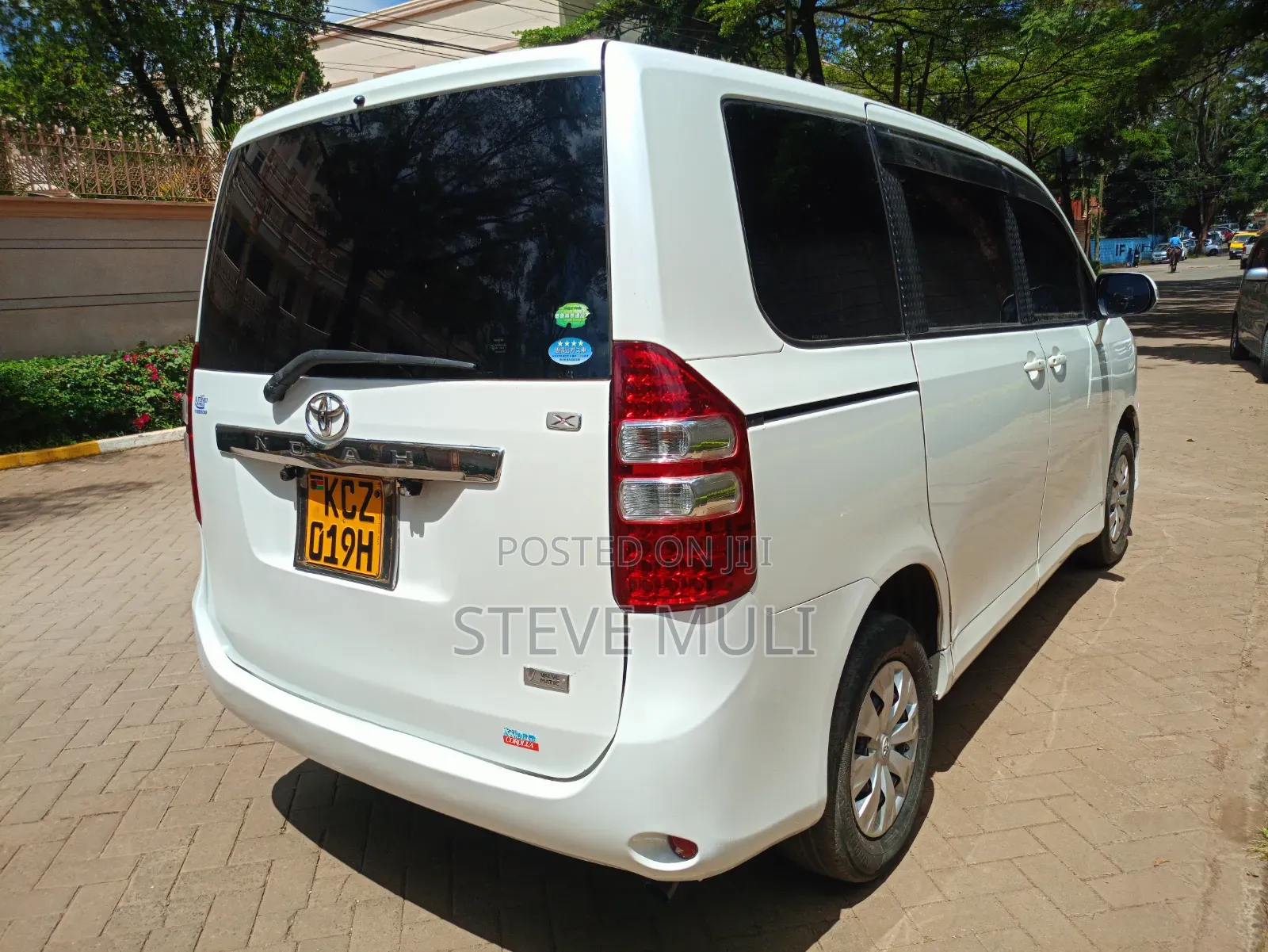 Toyota Noah 2012 White