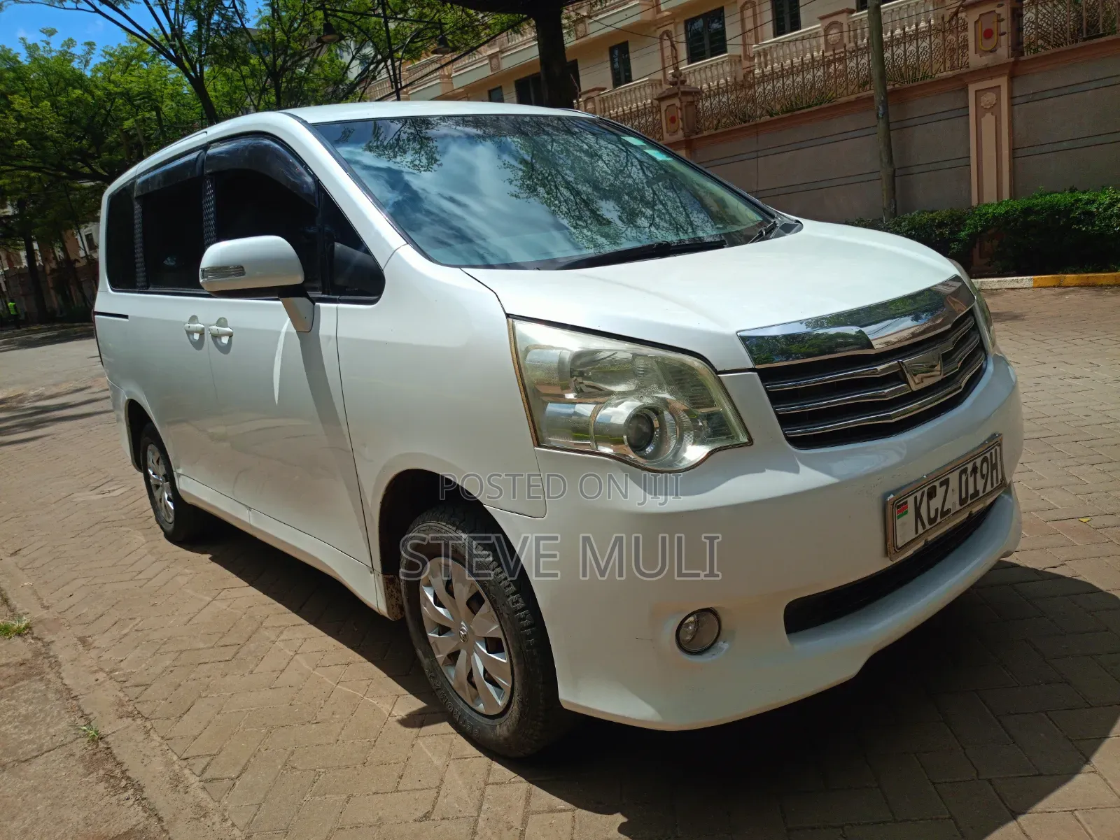 Toyota Noah 2012 White