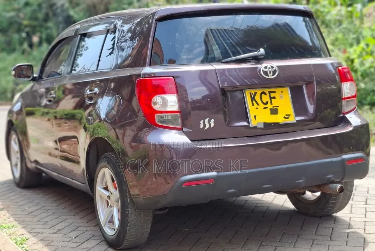 Toyota IST 2008 Maroon