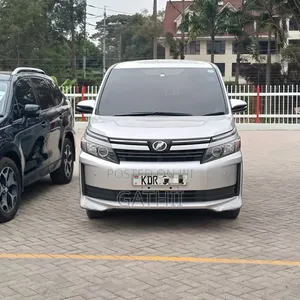 Toyota Voxy 2017 Silver