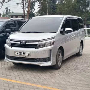 Toyota Voxy 2017 Silver