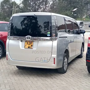 Toyota Voxy 2017 Silver