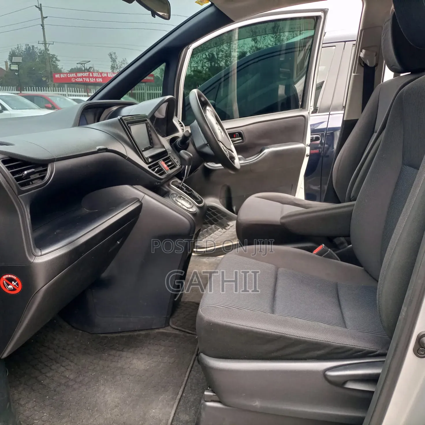 Toyota Voxy 2017 Silver