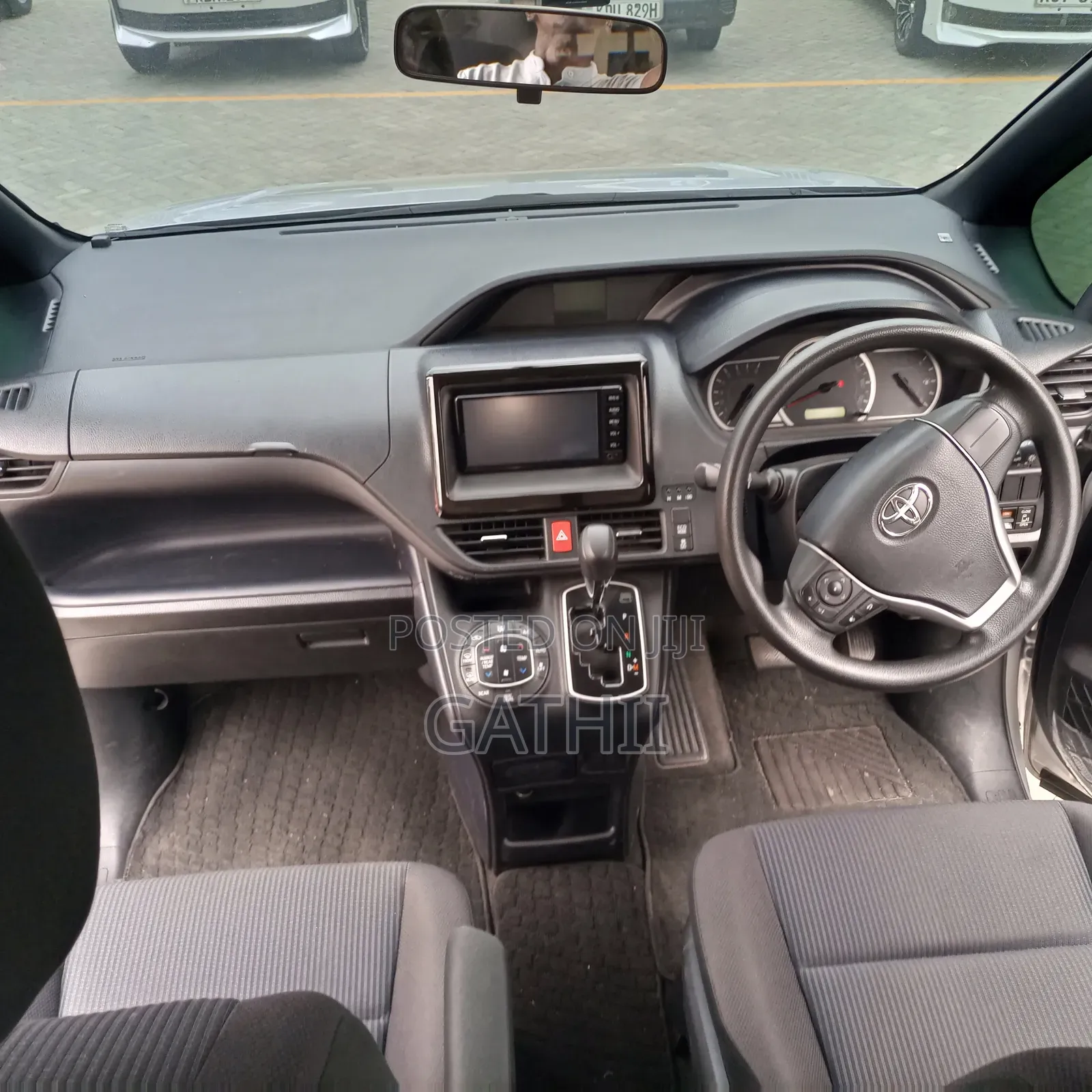 Toyota Voxy 2017 Silver