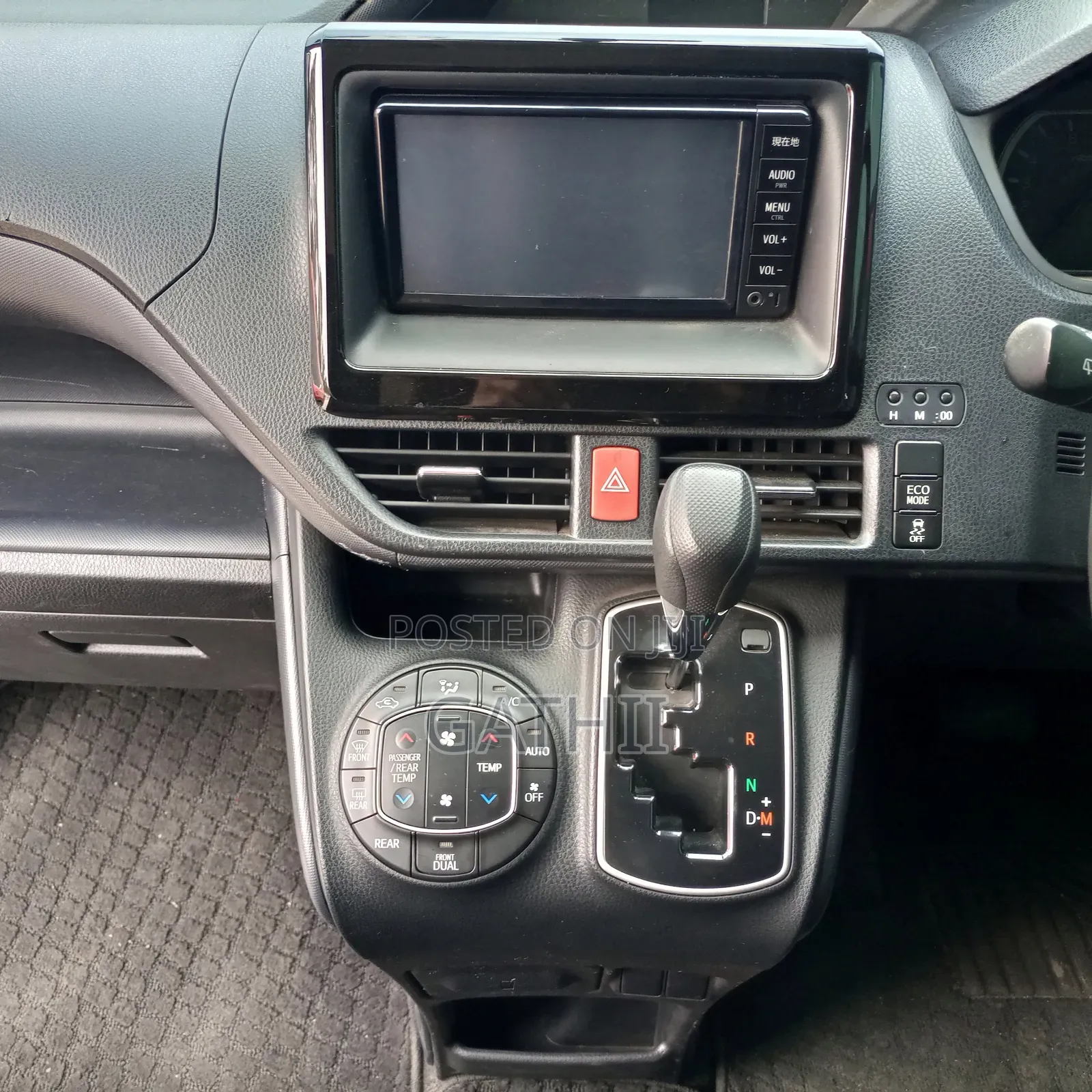 Toyota Voxy 2017 Silver