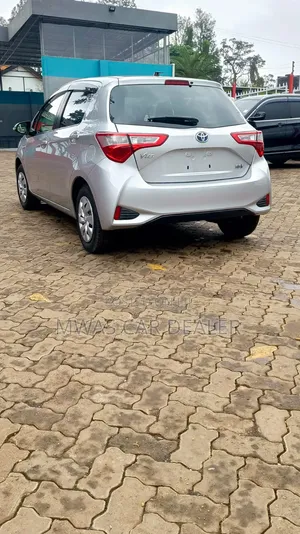 Toyota Vitz 2018 Silver
