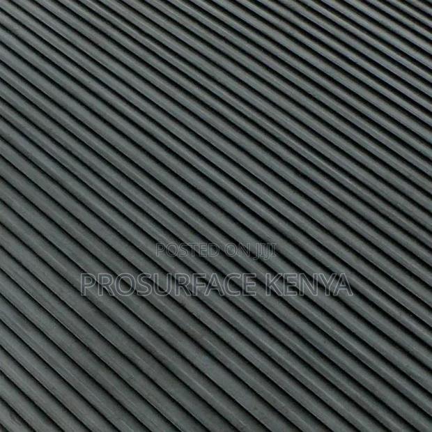 Heavy-Duty Ribbed Rubber Mat – - thumbnail 2