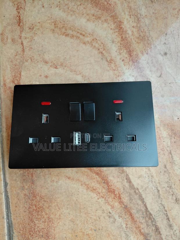 Black Double Socket With USB-C and USB-B - main view