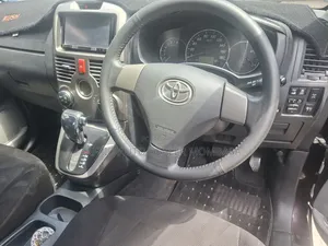 Toyota Rush 1.5 AWD 2015 Maroon