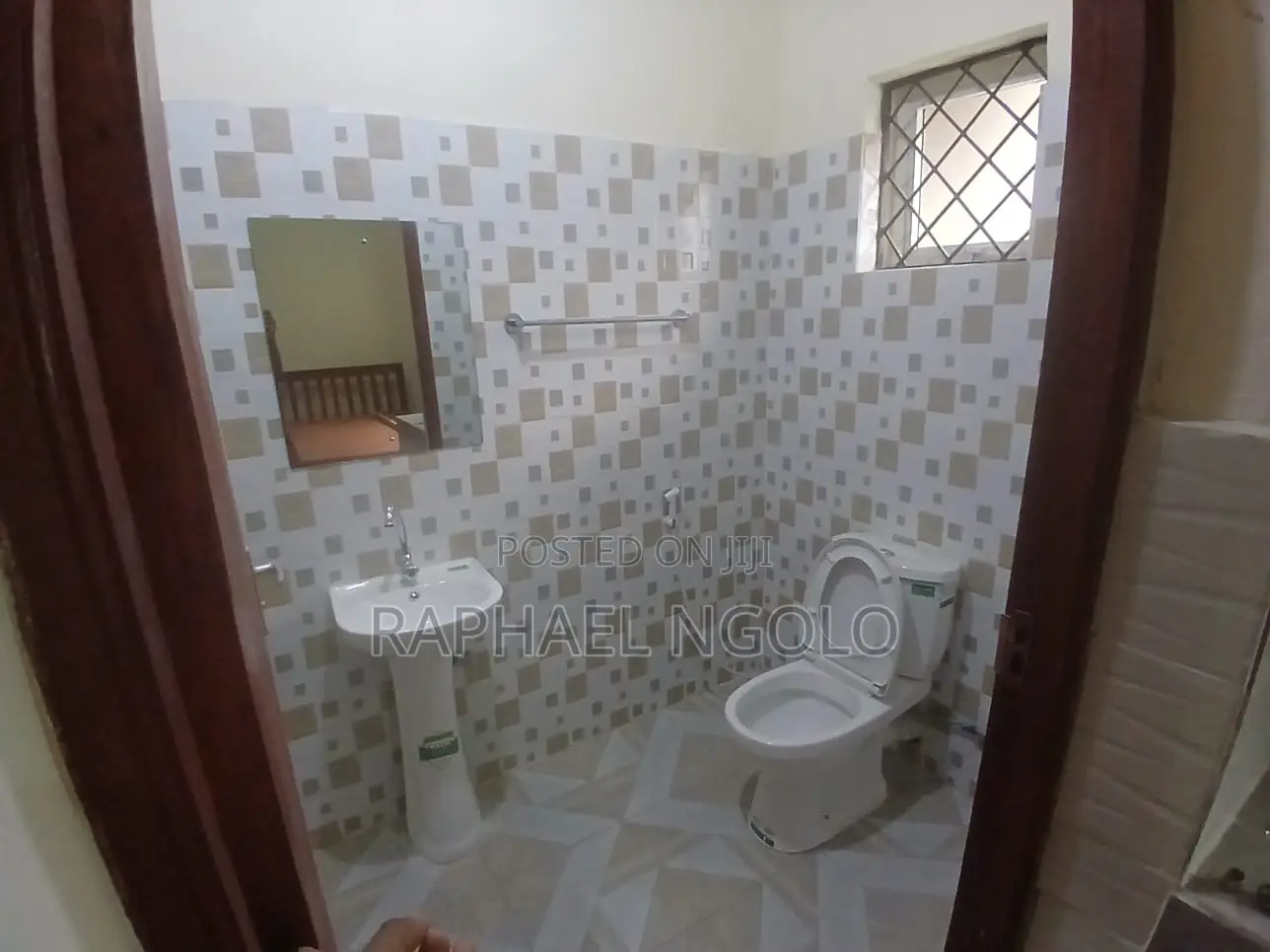 8bdrm Bungalow in Bombolulu for sale