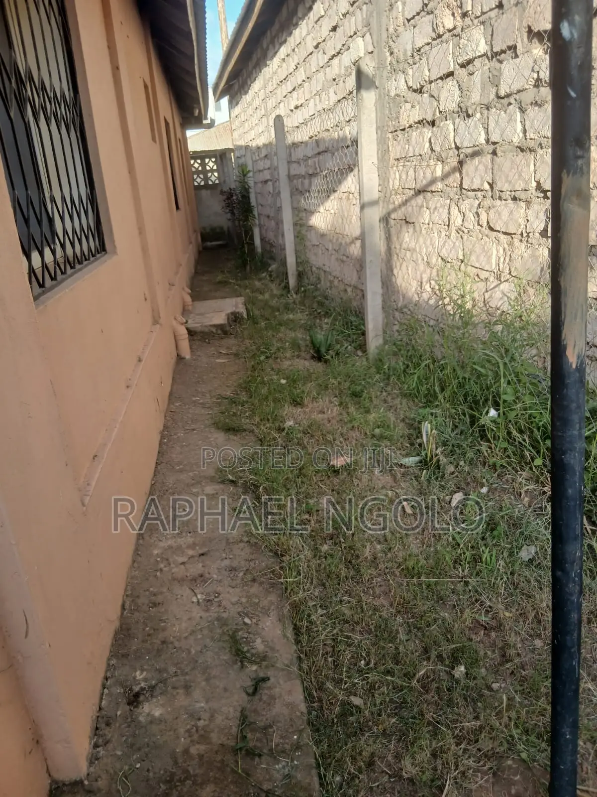 8bdrm Bungalow in Bombolulu for sale