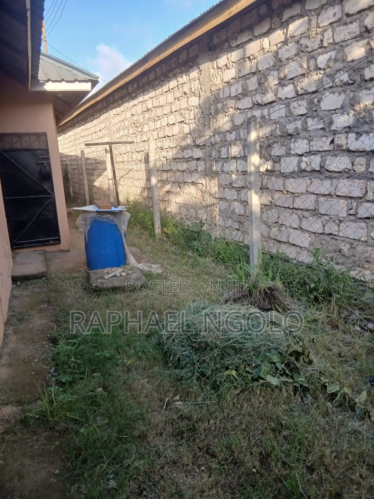 8bdrm Bungalow in Bombolulu for sale