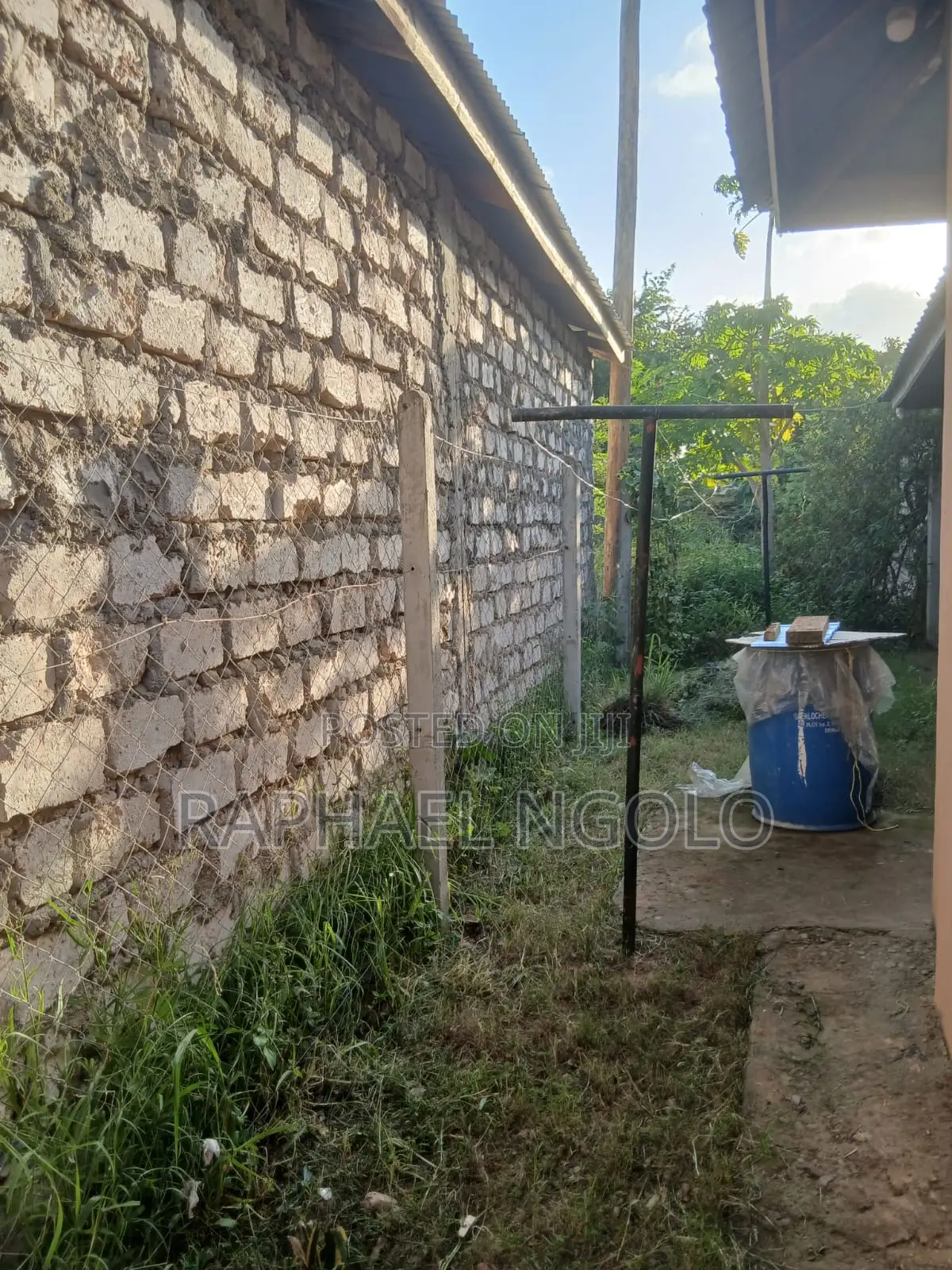 8bdrm Bungalow in Bombolulu for sale