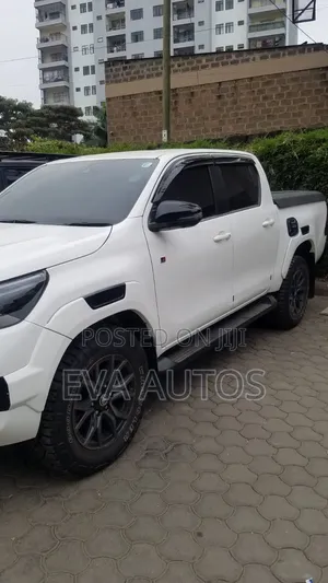 Toyota Hilux 2022 White