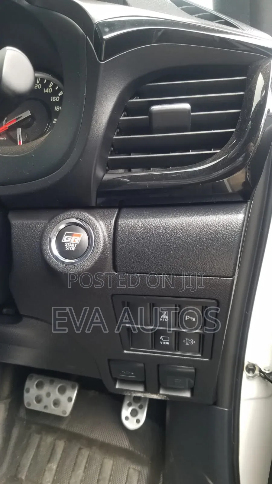 Toyota Hilux 2022 White