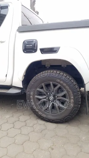 Toyota Hilux 2022 White