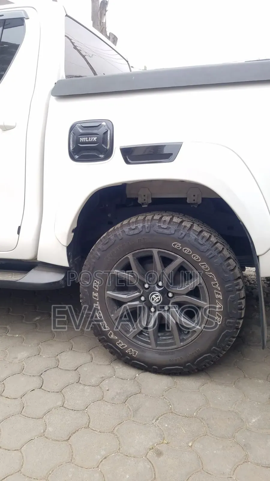 Toyota Hilux 2022 White