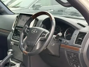 Toyota Land Cruiser Prado 2019 White