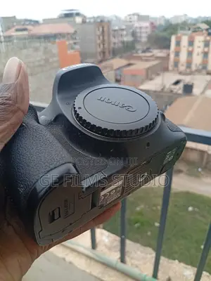 Canon Eos 7D Body Only (Free CF Adapter, Battery and Charger )