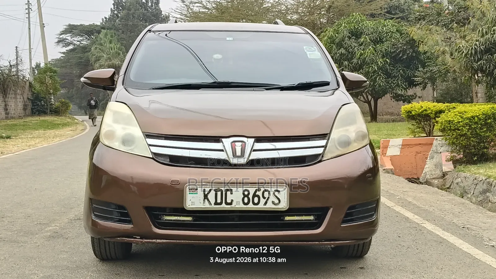 Toyota ISIS 2014 Brown