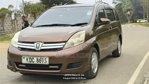 Toyota ISIS 2014 Brown