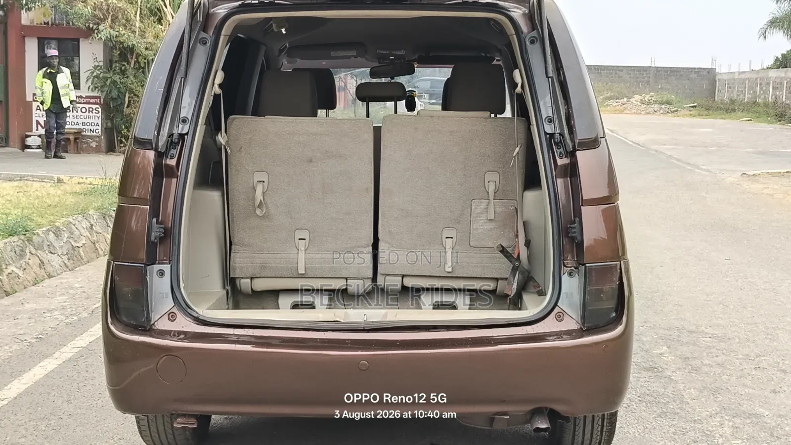 Toyota ISIS 2014 Brown