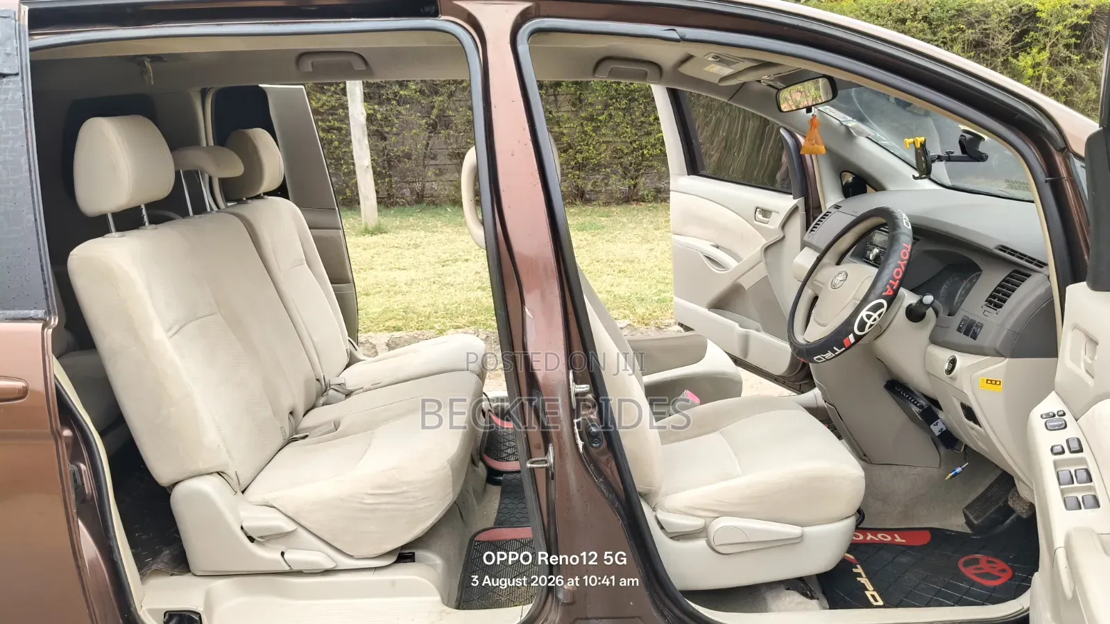 Toyota ISIS 2014 Brown