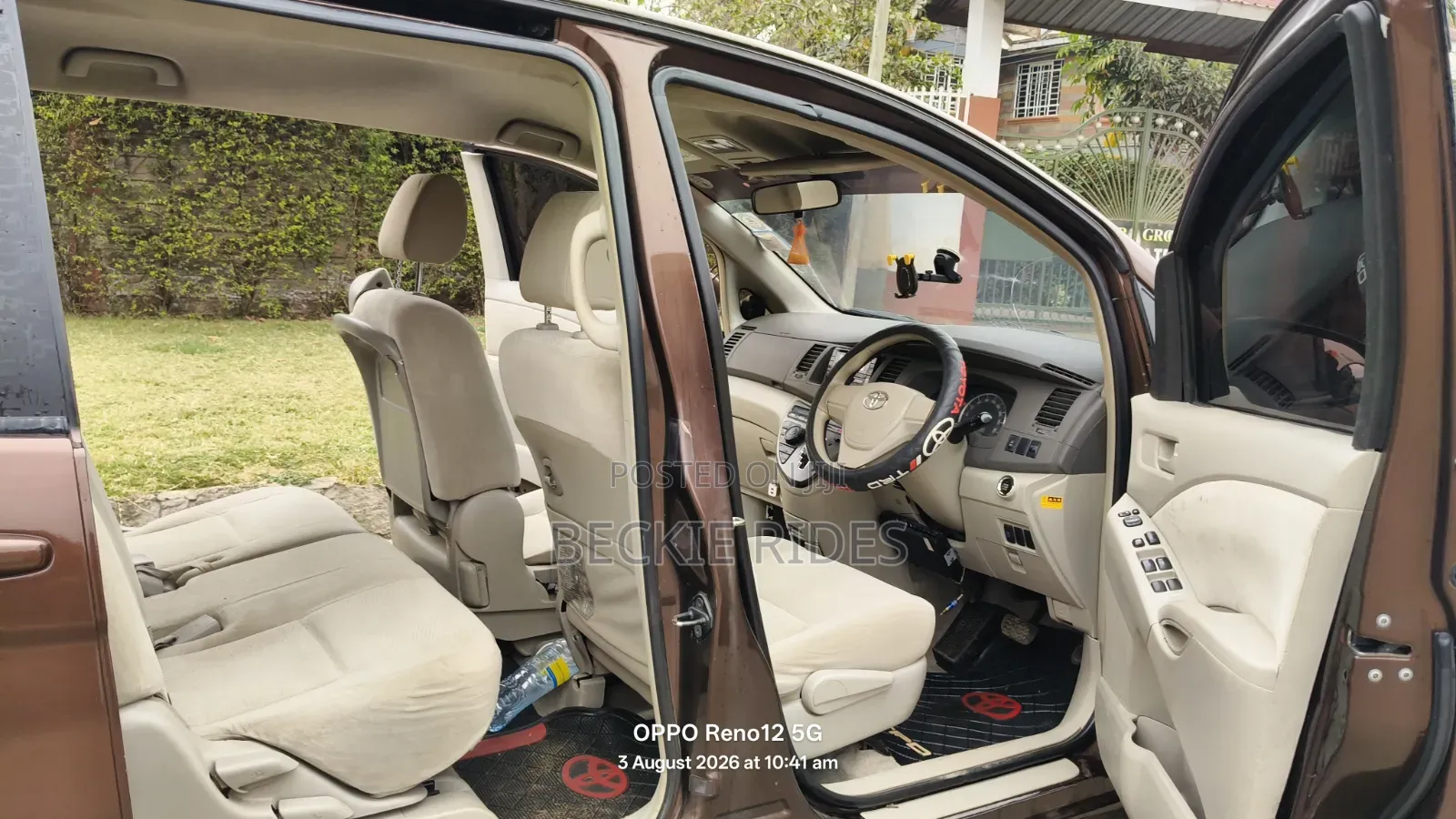 Toyota ISIS 2014 Brown