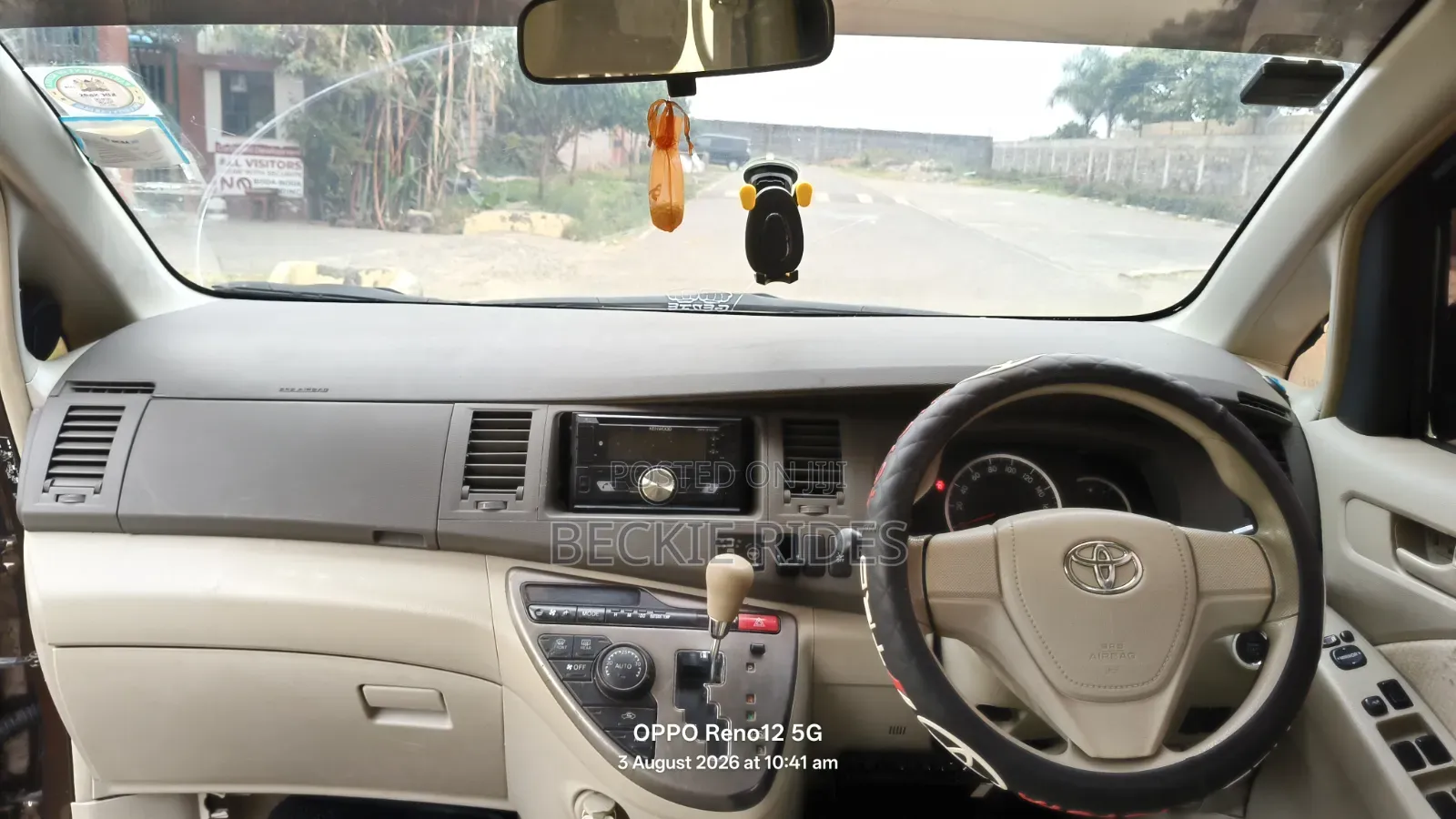 Toyota ISIS 2014 Brown
