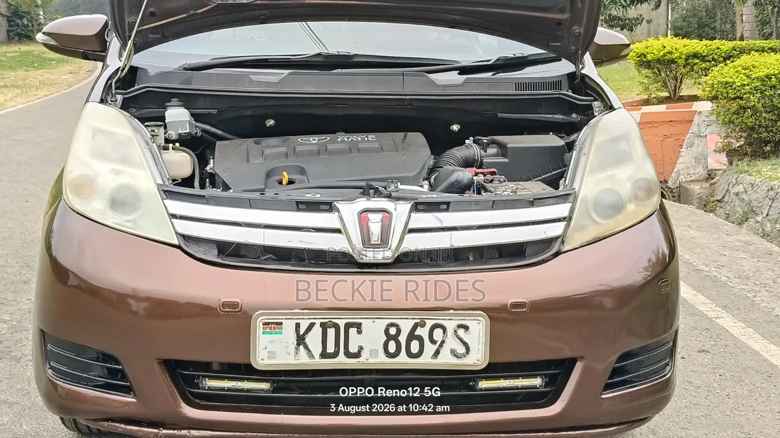 Toyota ISIS 2014 Brown