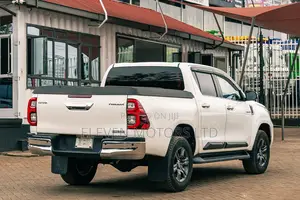 Toyota Hilux 2022 White