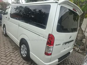 Toyota HiAce 2019 White