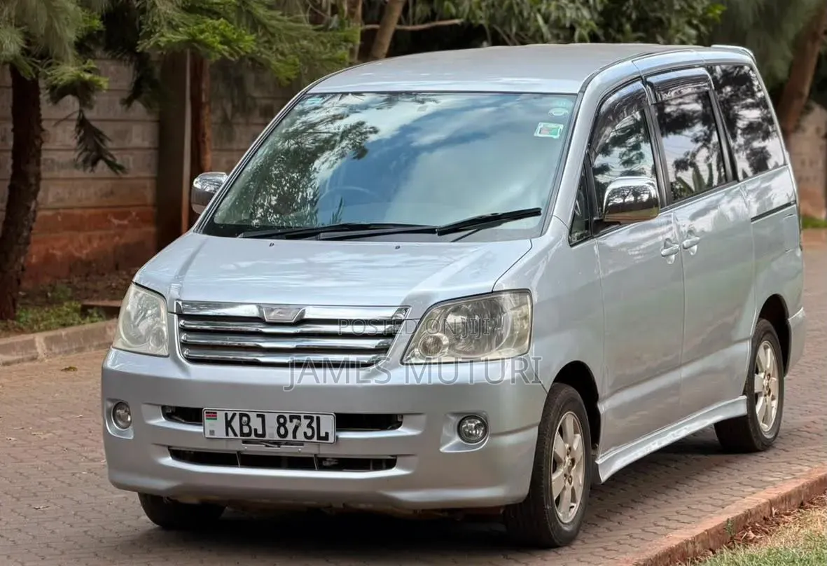Toyota Noah 2002 Silver