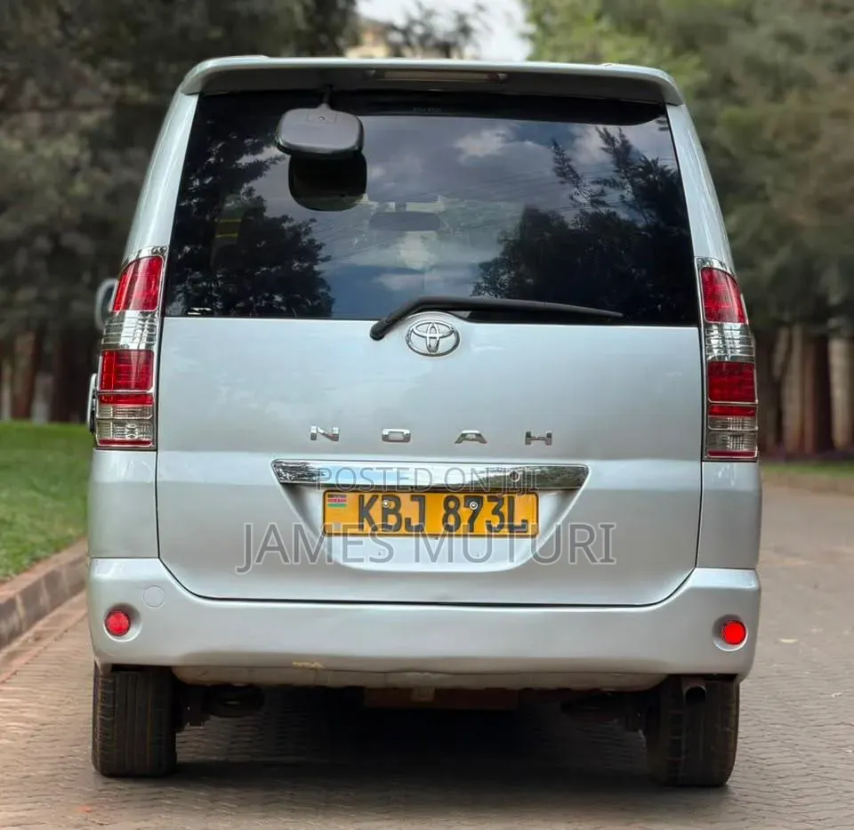 Toyota Noah 2002 Silver