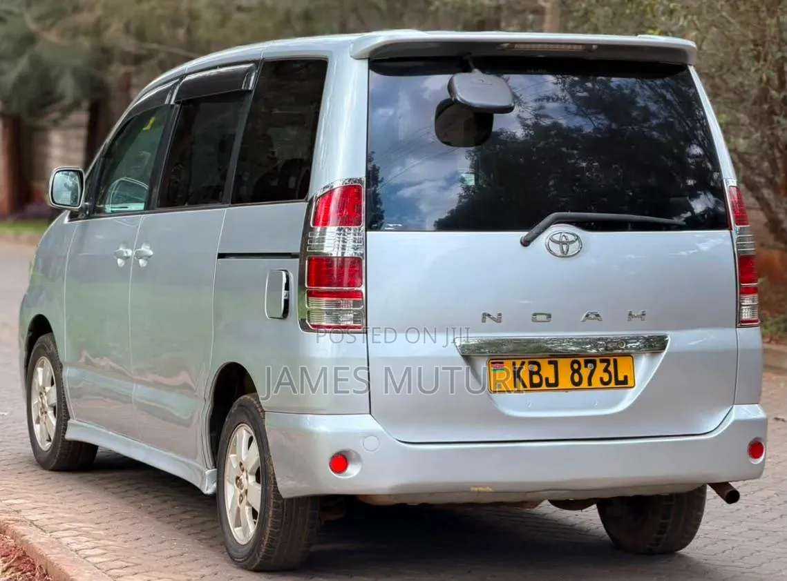 Toyota Noah 2002 Silver
