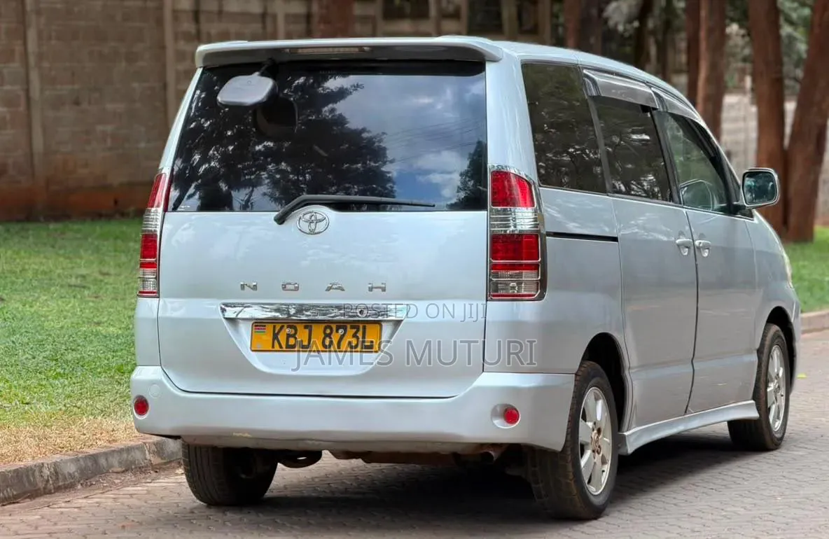 Toyota Noah 2002 Silver