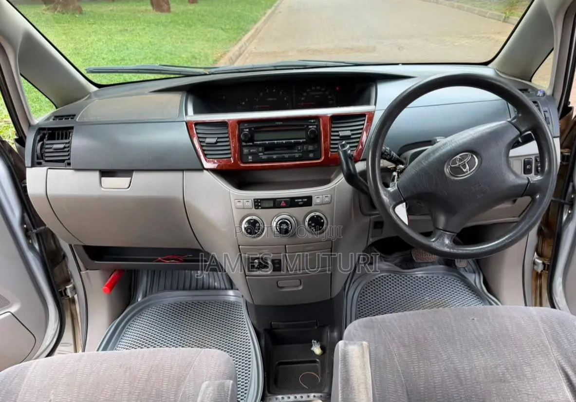Toyota Noah 2002 Silver